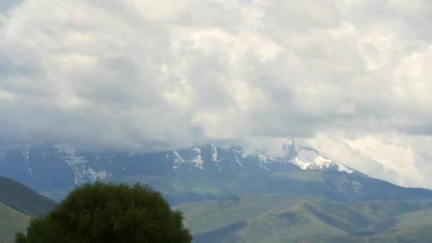 Nubes de tormenta construyendo sobre la montaña — Vídeos de Stock