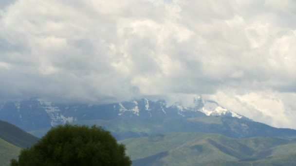 Storm wolken gebouw over berg — Stockvideo