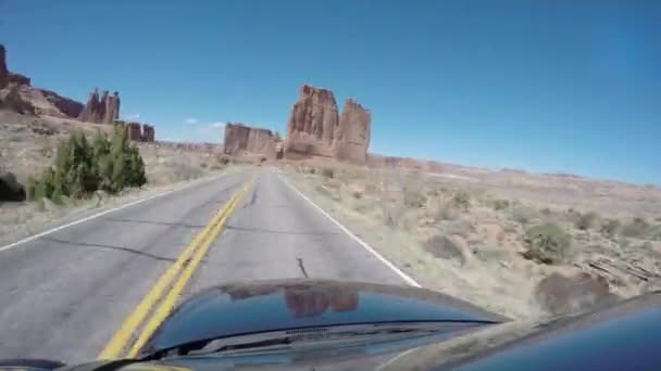 Εξωτερικό πυροβολισμό αυτοκίνητο οδήγηση στην έρημο — Αρχείο Βίντεο