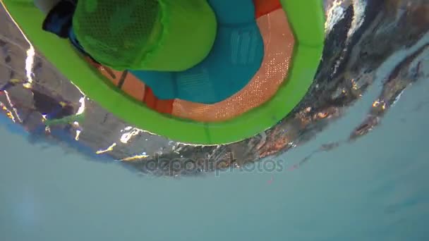 Bébé garçon flottant dans la piscine — Video