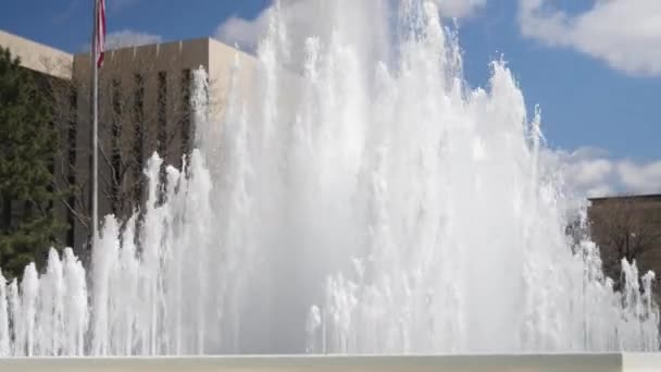 Una fontana d'acqua in centro — Video Stock