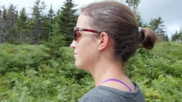 Frau und Familie wandern durch Wald — Stockvideo