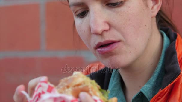 Женщина ест фаст-фуд на ужин — стоковое видео