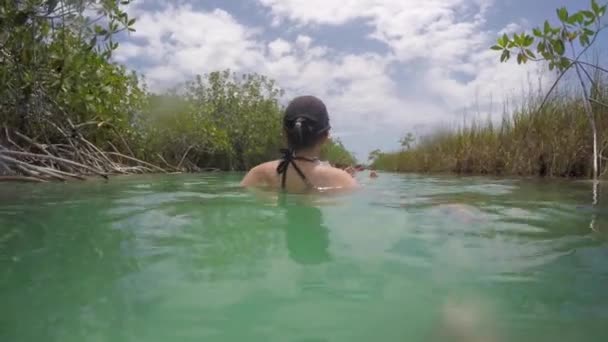 En kvinde flyder ned af Maya kanalen. – Stock-video