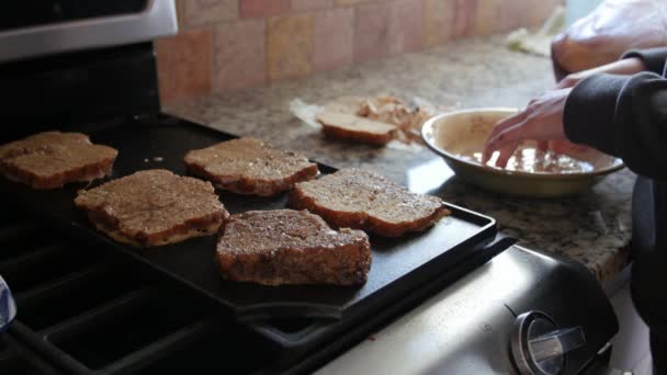 Una mujer haciendo tostadas francesas para desayunar — Vídeos de Stock