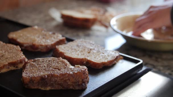 Una mujer haciendo tostadas francesas — Vídeos de Stock