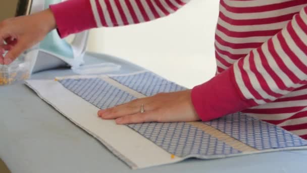Uma mulher fixando um projeto de costura — Vídeo de Stock