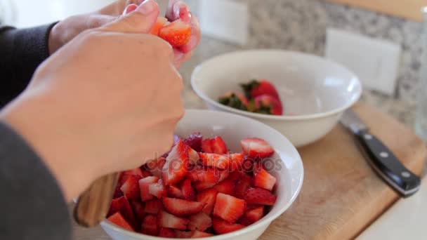 Γυναίκα σε φέτες νόστιμες φρέσκιες φράουλες — Αρχείο Βίντεο