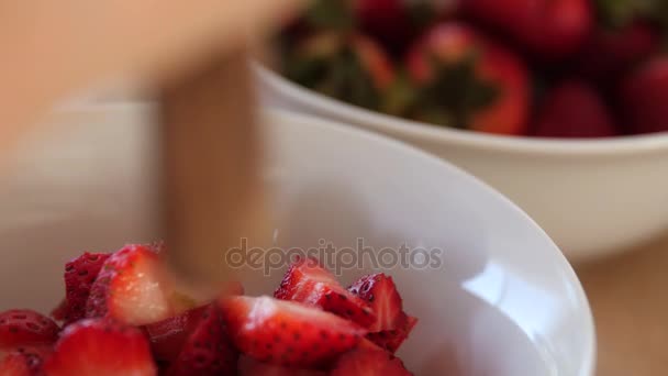 Mujer rebanando deliciosas fresas frescas — Vídeos de Stock