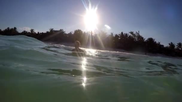Una mujer nada en el agua del océano Caribe — Vídeos de Stock