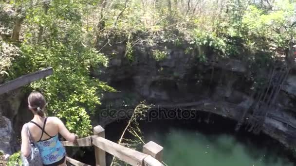 Mulher entrando em cenote em Ek Balaam — Vídeo de Stock