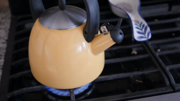 Chaleira de chá amarelo no fogão — Vídeo de Stock