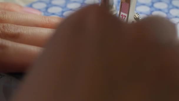 Жінка працює над проектом швейних виробів — стокове відео