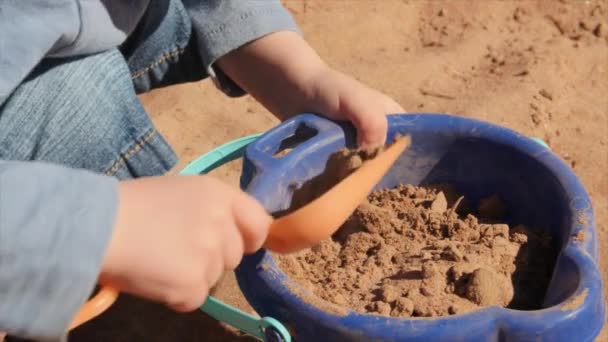 Kisfiú játszik a homokos strand — Stock videók