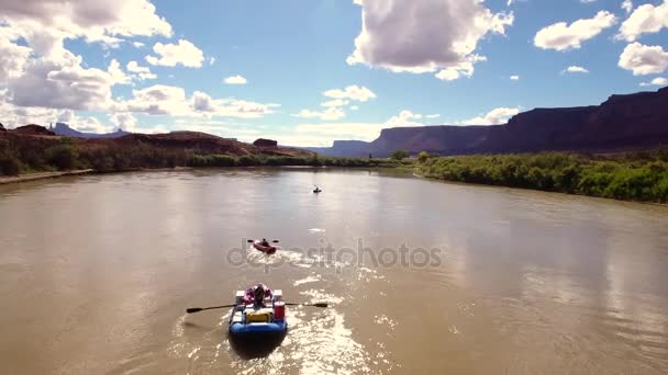 Семья плывет вниз по реке Колорадо — стоковое видео