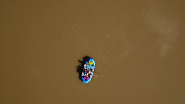 Мужчина, плывущий по реке Колорадо — стоковое видео