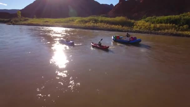 Семья гребёт свой плот вниз по реке — стоковое видео