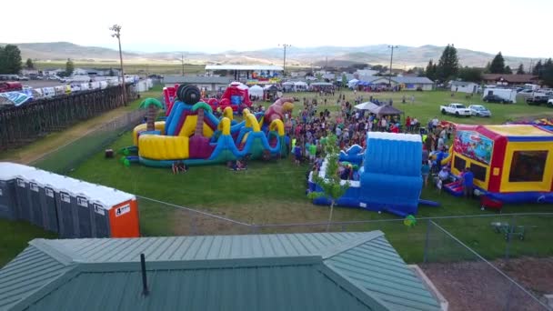 Familles qui s'amusent à une foire rurale — Video