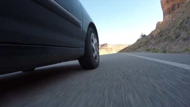 Автомобили в пустыне — стоковое видео