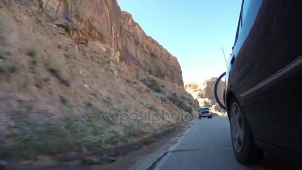 Voiture conduite dans le désert — Video