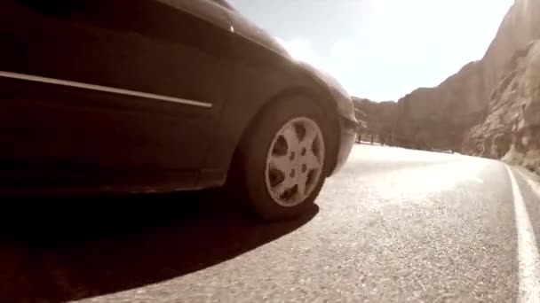 Conducción de coches en el desierto — Vídeo de stock