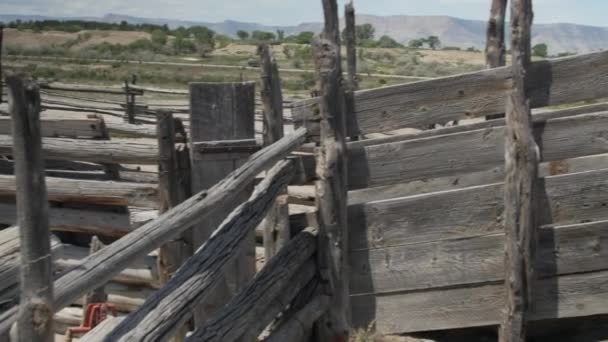 Een oude houten kraal in de woestijn — Stockvideo