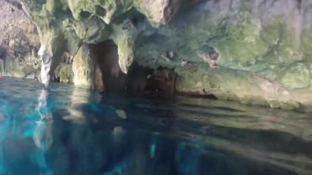 Una cueva subterránea y cenote de agua — Vídeo de stock