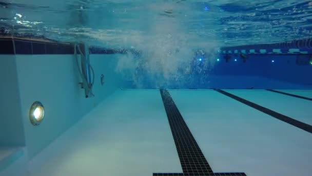 Hombre nadando en la piscina — Vídeo de stock