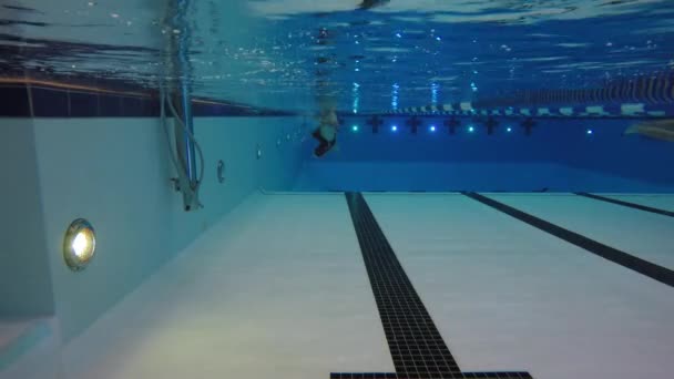 Homme nageant à la piscine — Video