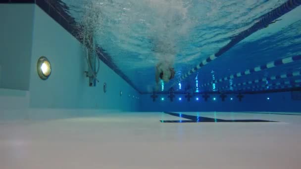 Eine Unterwasseraufnahme eines Mannes, der für die Kamera schwimmt — Stockvideo