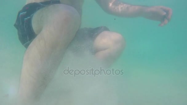 Mann schwimmt in karibischem Wasser — Stockvideo