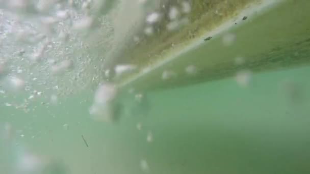 Łódź, poruszające się w płytkich ocean Karaibski — Wideo stockowe
