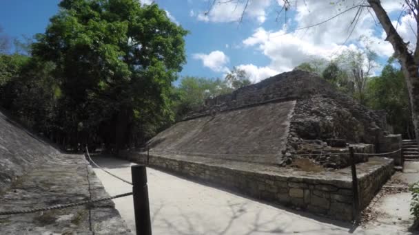 Uraltes Ballspielfeld an Maya-Ruine — Stockvideo