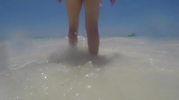 Γυναίκα που περπατά στην παραλία τροπικό ωκεανό — Αρχείο Βίντεο