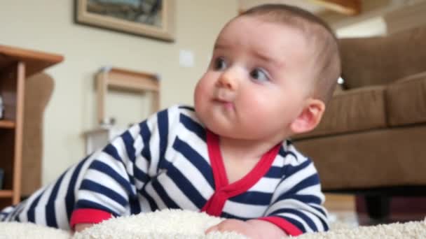 İlk kez bebek rulo — Stok video