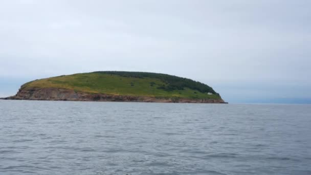 Beau chalet sur la côte rocheuse et l'île — Video