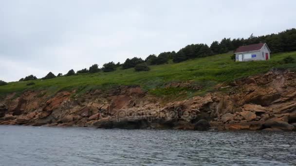 Schönes Ferienhaus an der felsigen Küste der Insel — Stockvideo