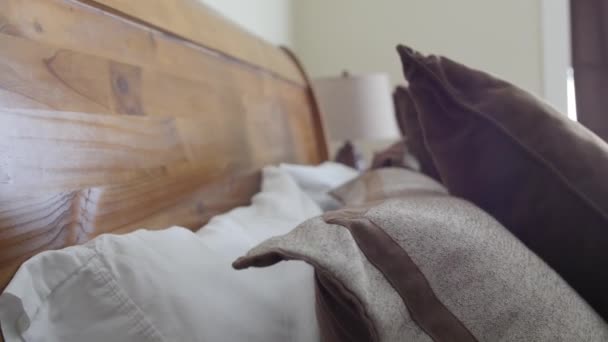 Кровать в номере отеля — стоковое видео