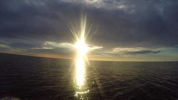 Большая лодка во время заката — стоковое видео