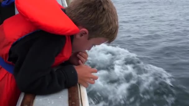 Menino Flutuando Barco Pesca Comercial Ilha Cape Breton — Vídeo de Stock