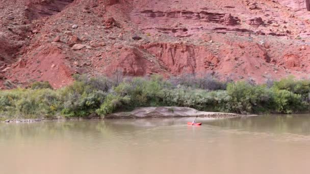 Jongen In een kajak op de Colorado rivier — Stockvideo