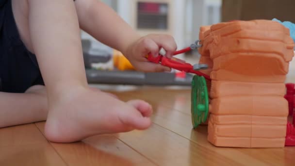 Az emeleten egy játékszer gépember játszó fiú — Stock videók