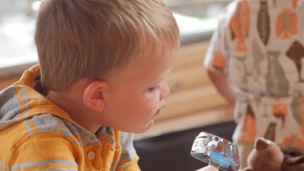Хлопчики лижуть торт-акумулятор — стокове відео