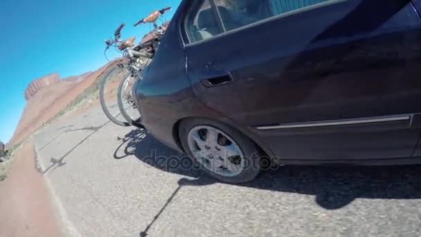 Conducción de coches en un desierto — Vídeos de Stock