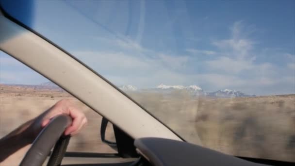 Conducción de coches en el parque nacional de arcos escénicos — Vídeos de Stock