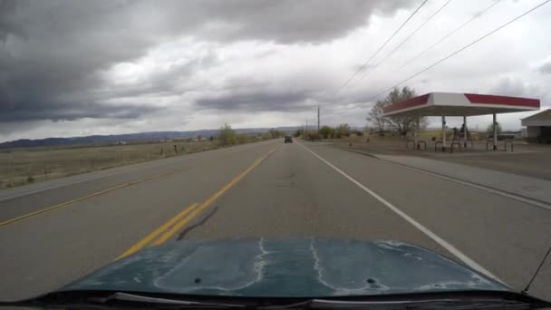 Voiture sur la route dans le centre de l'Utah — Video