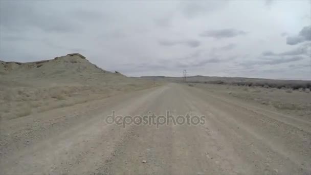 Автомобіль їде по ґрунтовій дорозі — стокове відео