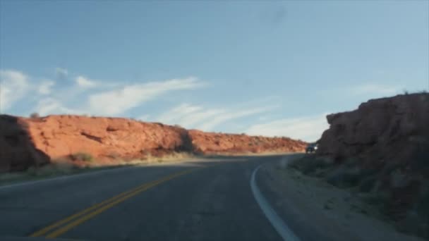 Mobil mengemudi melalui taman Utah — Stok Video