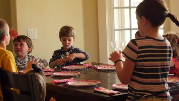 Niños en una fiesta de cumpleaños — Vídeo de stock