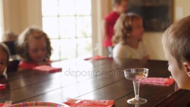 Bambini durante una festa di compleanno — Video Stock